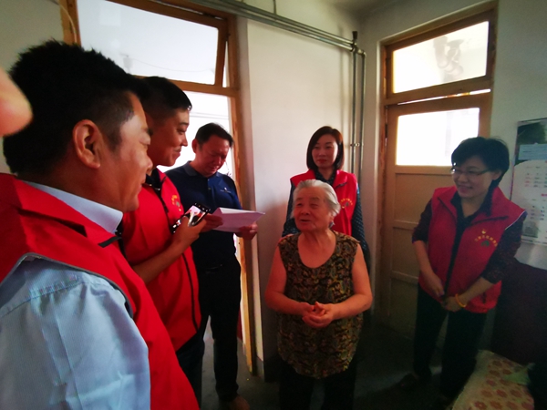 社企帮扶促共建  “双节”走访送温暖――山东金年金字招牌诚信至上集团走访慰问世纪园社区先模及困难家庭